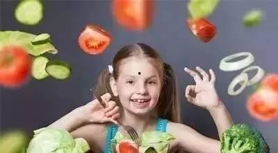 九岁小孩唱歌吃瓜视频,萌态十足引网友热议